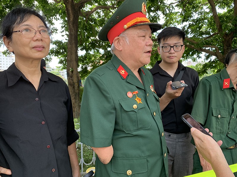 Ông Nguyễn Văn Hùng - 75 tuổi, cựu chiến binh đặc công cùng các đồng đội tiến biệt Tổng Bí thư về với các vị tiền bối cách mạng