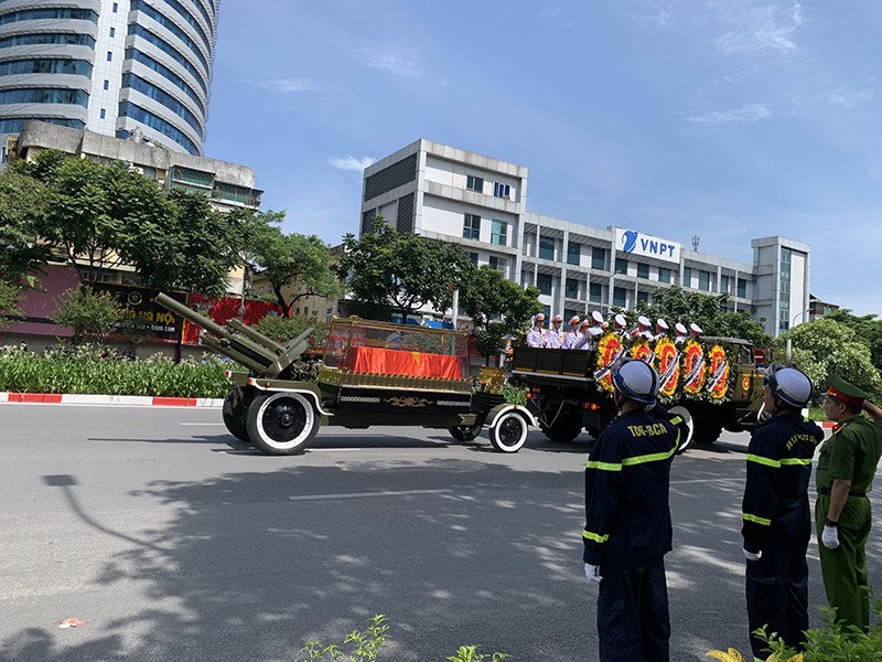 14h20, đoàn xe chở linh cữu Tổng Bí thư đi qua tuyến đường Nguyễn Chí Thanh