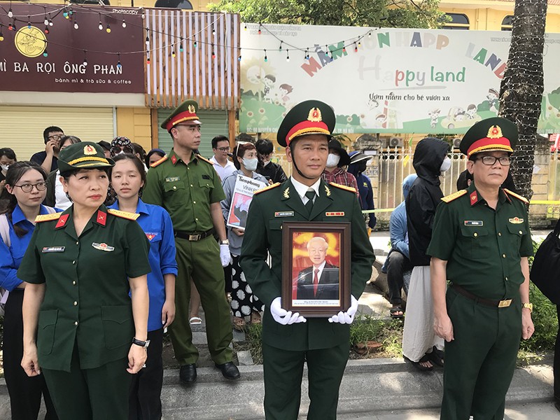 Đại tá Vũ Hồ Tùng cùng đồng chí, đồng đội trường Đại học Văn hoá nghệ thuật Quân đội làm nhiệm vụ tại ngã tư Nguyễn Chí Thanh - Huỳnh Thúc Kháng