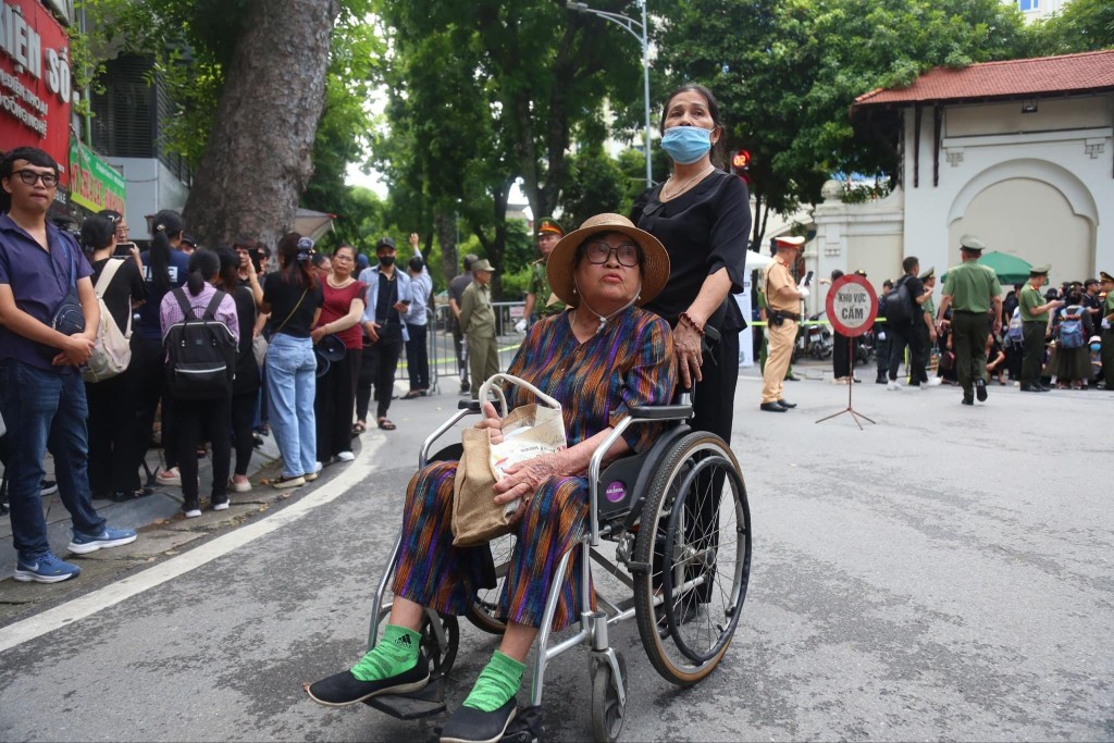bà Nguyễn Thị Lan đã toại nguyện khi vượt hàng trăm cây số đến Thủ đô viếng Tổng Bí thư