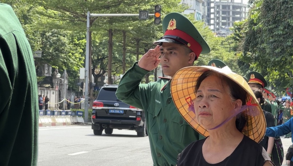Người dân rơi nước mắt tiễn đưa Tổng Bí thư Nguyễn Phú Trọng chặng đường cuối cùng