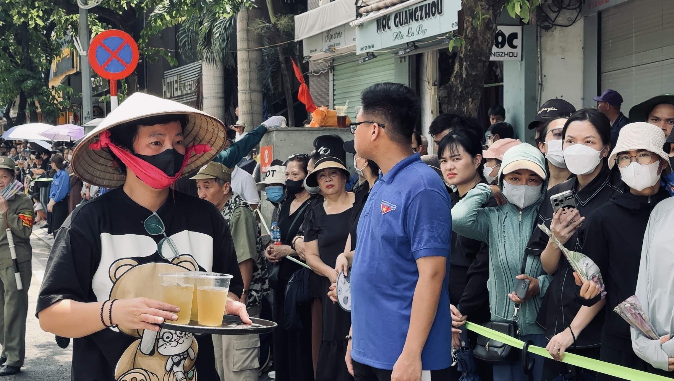 Người dân lặng lẽ từ biệt Tổng Bí thư Nguyễn Phú Trọng