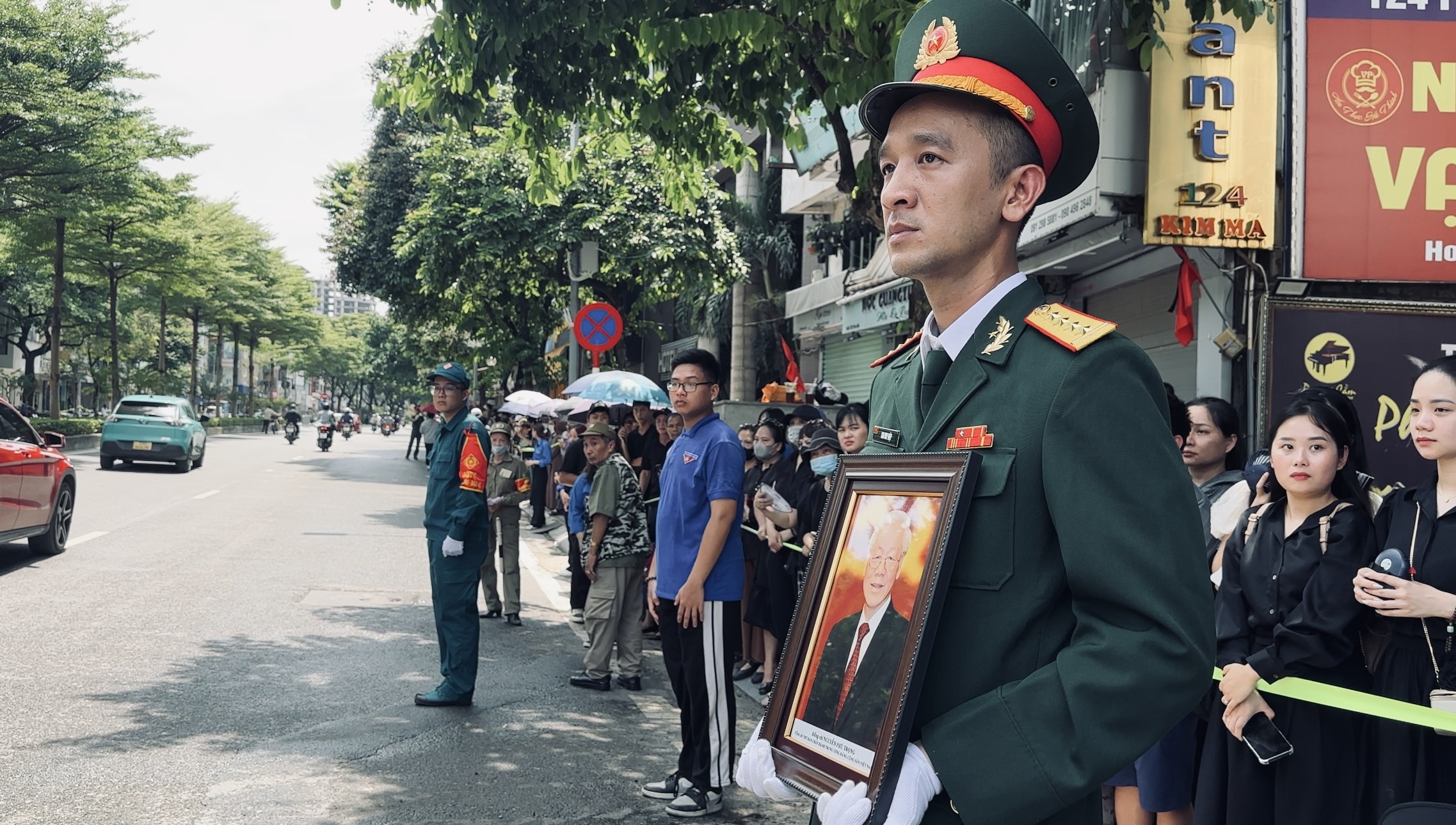 Người dân lặng lẽ từ biệt Tổng Bí thư Nguyễn Phú Trọng