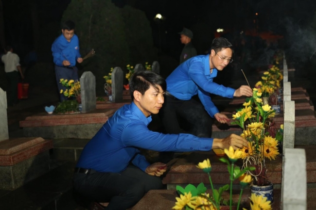 Thắp sáng ngọn nến tri ân tại Nghĩa trang liệt sỹ Độc Lập