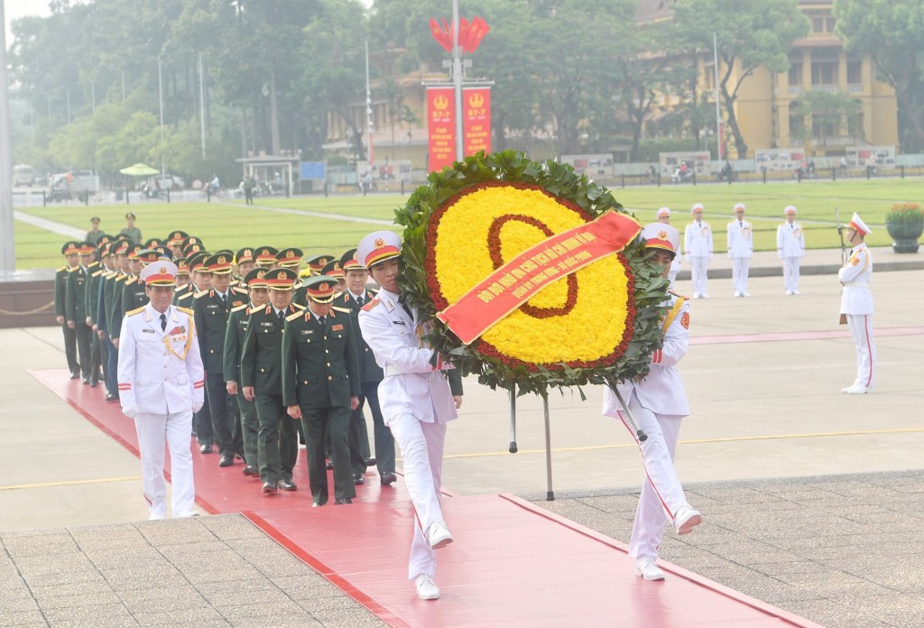 Đoàn đại biểu Quân uỷ Trung ương và Bộ Quốc phòng đặt vòng hoa, vào Lăng viếng Chủ tịch Hồ Chí Minh