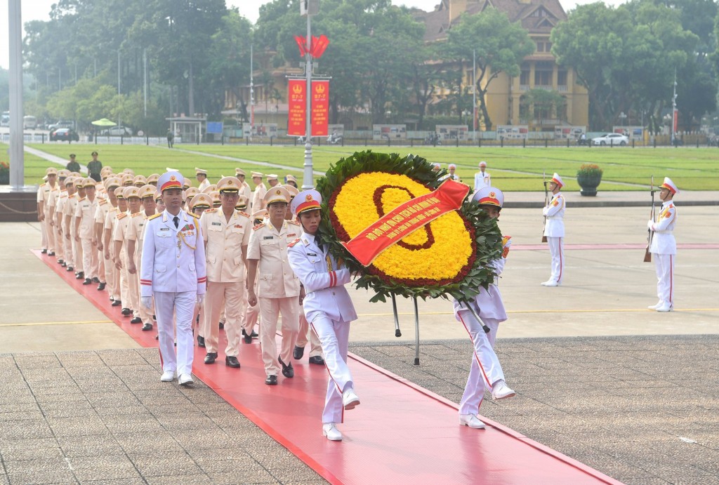 Đoàn đại biểu Đảng uỷ Công an Trung ương và Bộ Công an đặt vòng hoa, vào Lăng viếng Chủ tịch Hồ Chí Minh