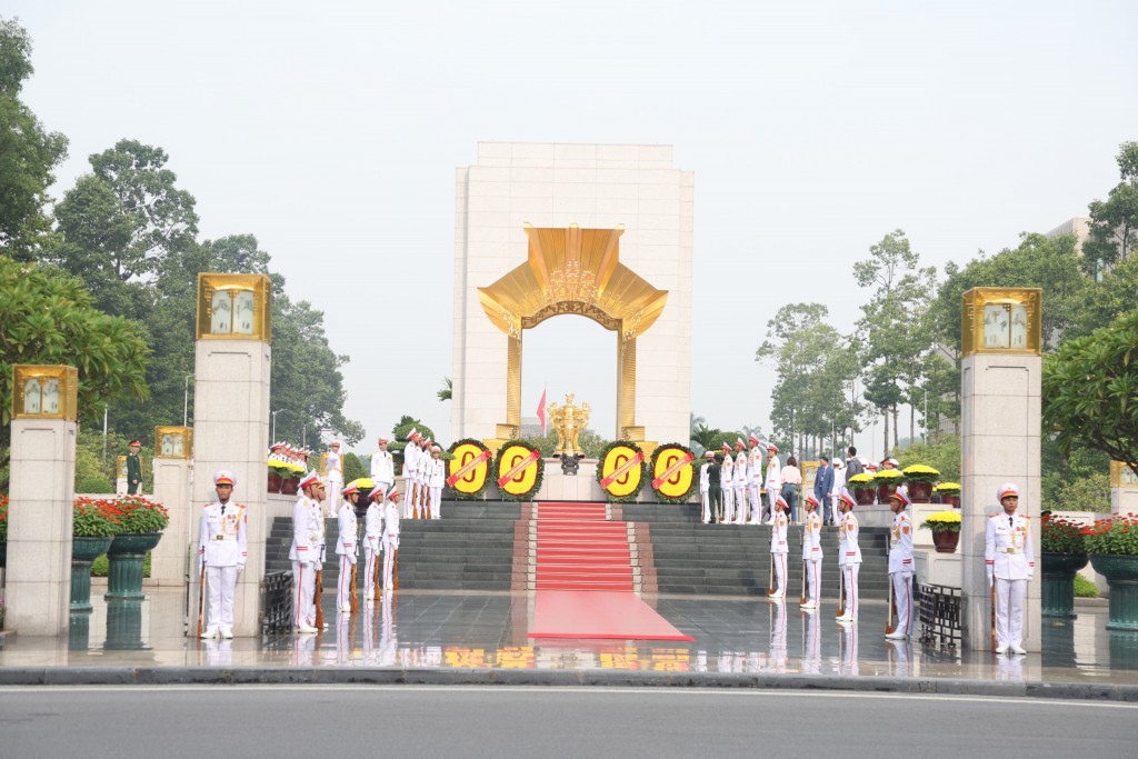 Lãnh đạo TP Hà Nội vào Lăng viếng Chủ tịch Hồ Chí Minh