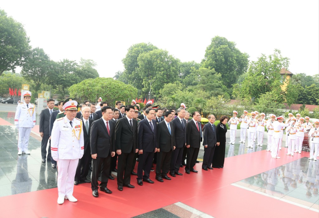 Lãnh đạo Đảng, Nhà nước vào lăng viếng Chủ tịch Hồ Chí Minh và các Anh hùng liệt sỹ