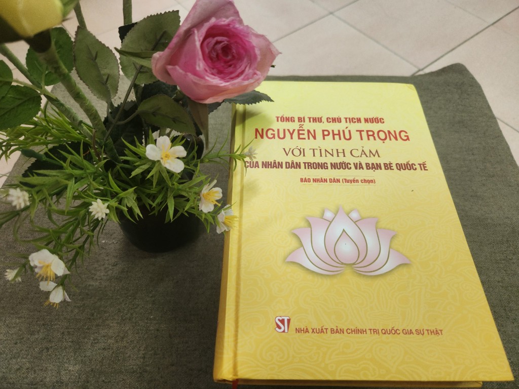 Bìa cuốn sách “Tổng Bí thư, Chủ tịch nước Nguyễn Phú Trọng với tình cảm của Nhân dân trong nước và bạn bè quốc tế”