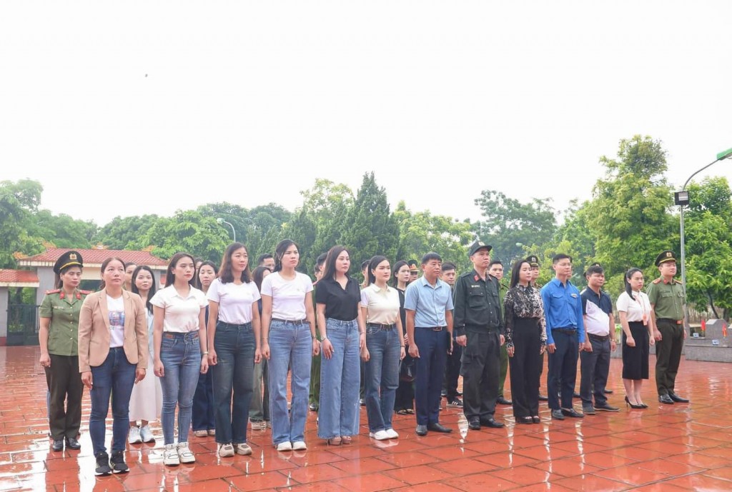 Hoa hậu Phan Kim Oanh, Vũ Thị Hoa, các Á hậu Mrs Earth Vietnam 2024 cùng các thành viên trong đoàn tưởng niệm các Anh hùng liệt sĩ