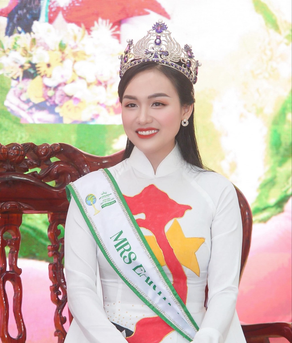 Hoa hậu Vũ Thị Hoa trong chuyến công tác tại Sơn Tây
