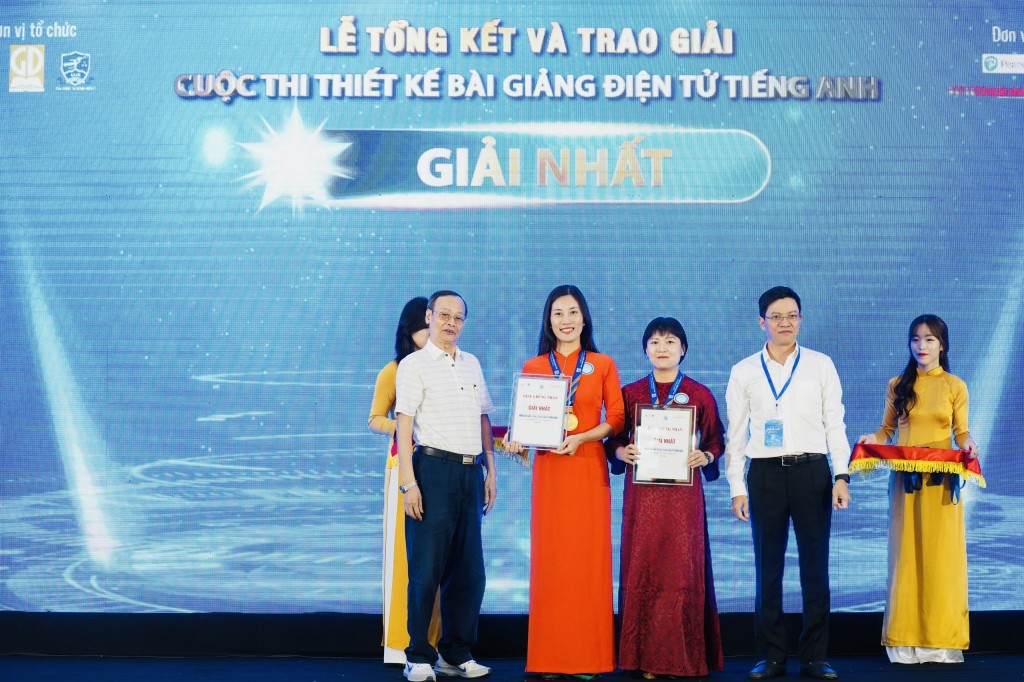 Hai cô giáo Phạm Thị Quỳnh Duyên và Nguyễn Bích Thủy - trường THCS Ba Đình đạt giải Nhất