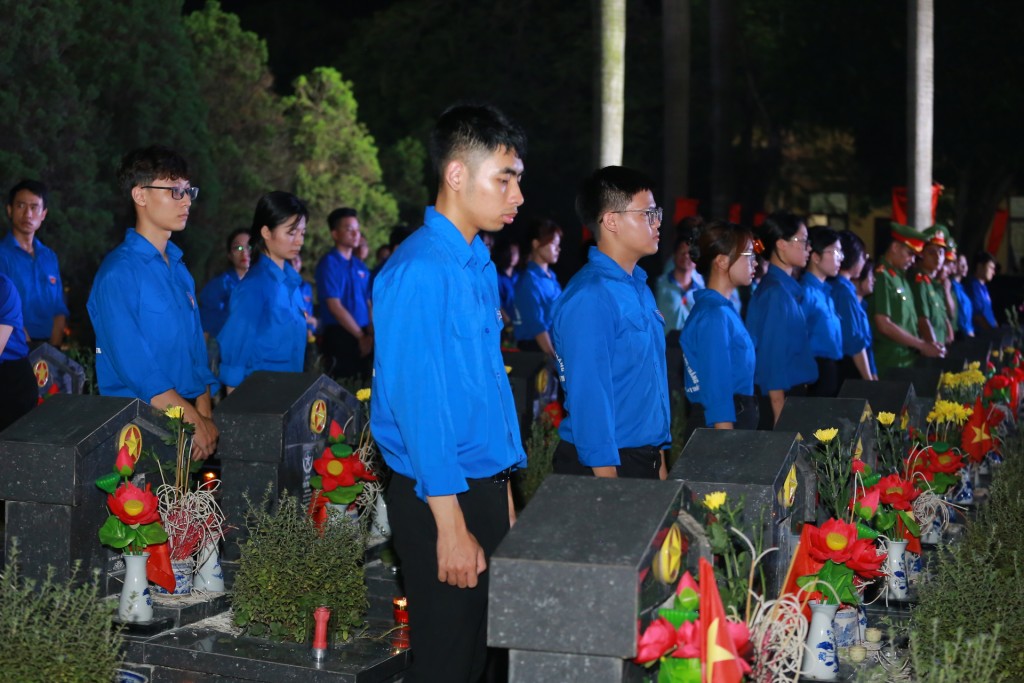 Đoàn viên, thanh niên Thủ đô kính cẩn nghiêng mình tại Nghĩa trang liệt sĩ thành phố Hà Nội