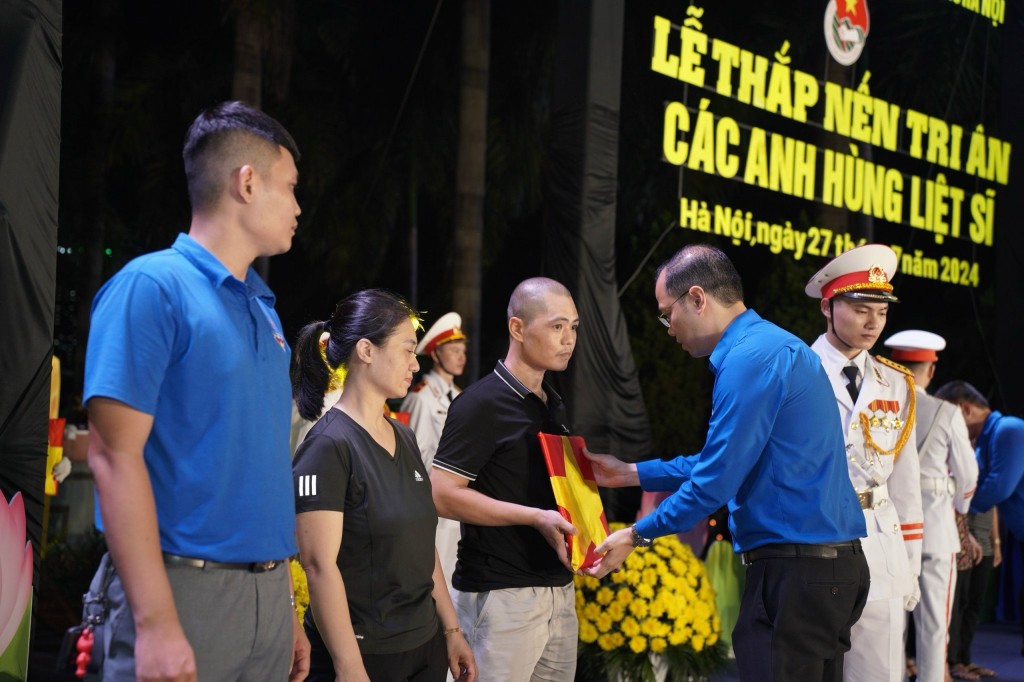 Đồng chí Nguyễn Tiến Hưng, Phó Bí thư Thành đoàn, Chủ tịch Hội Sinh viên Việt Nam thành phố Hà Nội trao di ảnh cho các gia đình Quận Đống Đa