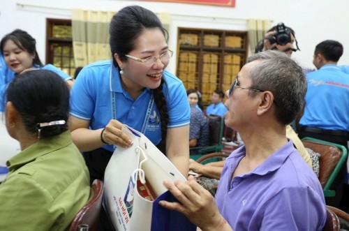 Bí thư Tỉnh đoàn Nghệ An Nguyễn Thị Phương Thúy ân cần thăm hỏi trao quà cho các thương binh tại Trung tâm điều dưỡng Thương binh
