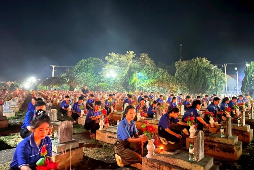 Tuổi trẻ Nghệ An tổ chức thắp nến tri ân tại Nghĩa trang Liệt sĩ