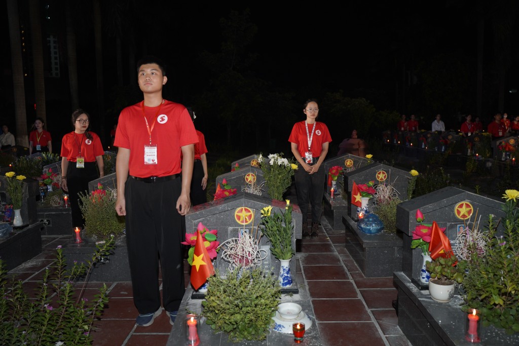 Cũng tại chương trình, gần 1.200 đoàn viên, thanh niên, lực lượng vũ trang Thủ đô đã thắp nến, dâng hương, hoa tại 2.195 mộ các Mẹ Việt Nam anh hùng và anh hùng liệt sỹ đang yên nghỉ tại Nghĩa trang Liệt sỹ Thành phố.