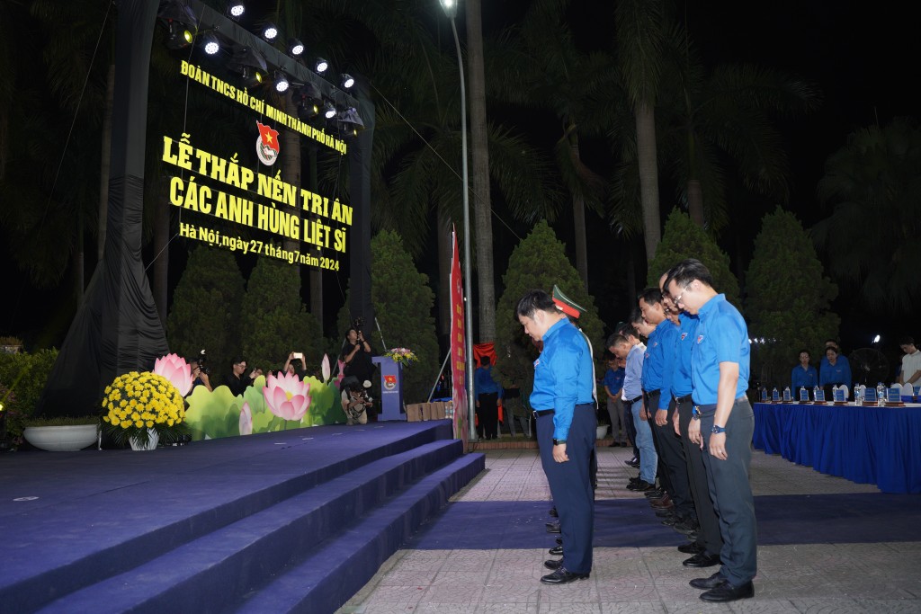 Tại chương trình, các đại biểu đã dành phút tưởng niệm để tưởng nhớ công ơn các Mẹ Việt Nam anh hùng, các anh hùng liệt sỹ, Chủ tịch Hồ Chí Minh và Tổng Bí thư Nguyễn Phú Trọng - nhà lãnh đạo trọn đời vì nước vì dân.