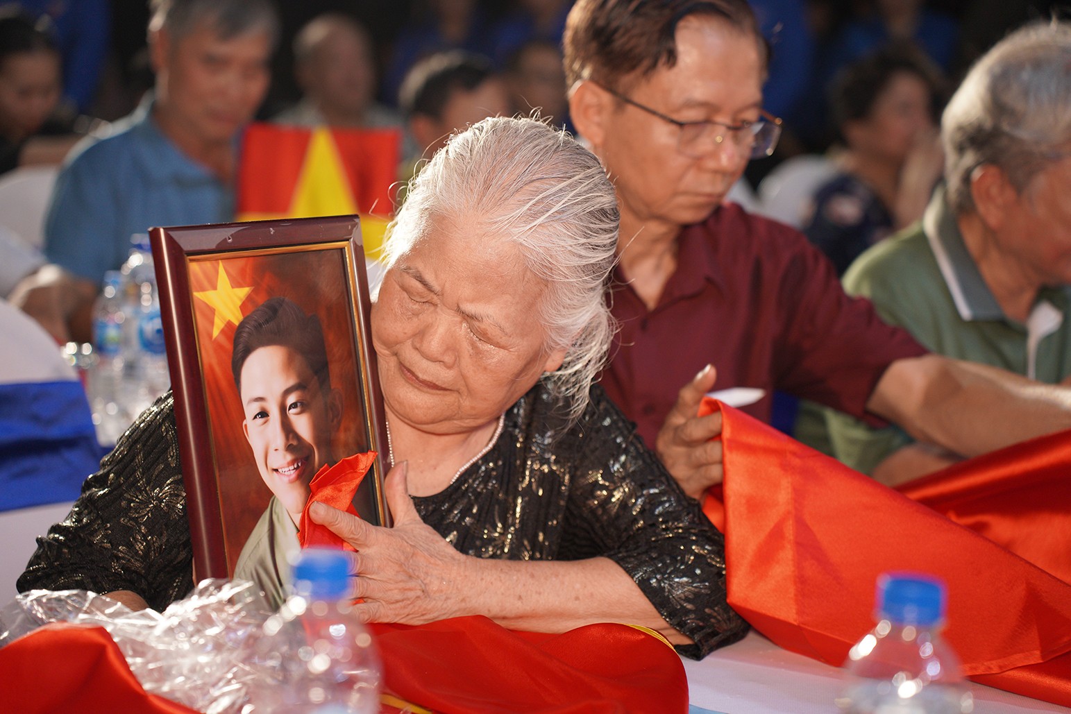 Những người Mẹ Việt Nam anh hùng đã không thể kìm được nước mắt khi nhìn thấy bức ảnh con đầy đủ màu sắc