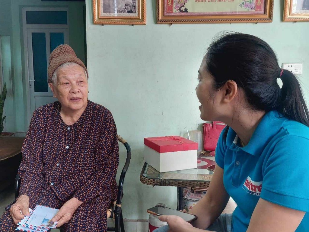 Mẹ Liệt sỹ Lê Thị Thanh kể cho phóng viên nghe về hồi ức của các cuôc chiến tranh
