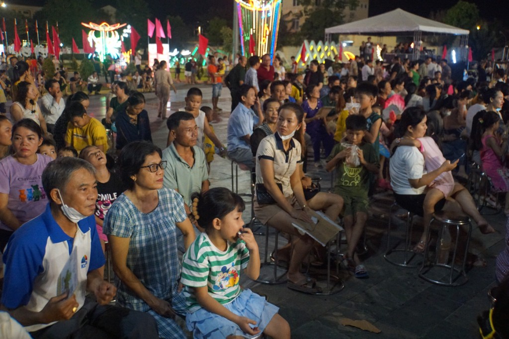 Đông đảo người dân đến xem chương trình (Ảnh: quangnam.gov.vn)