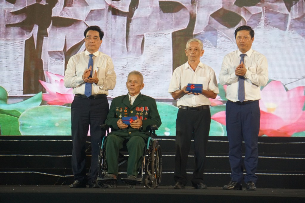 Lãnh đạo tỉnh đã tặng quà tri ân ông Lê Tự Thận (con trai mẹ Thứ) và Anh hùng lực lượng vũ trang nhân dân Trương Văn Hòa (Ảnh: quangnam.gov.vn)