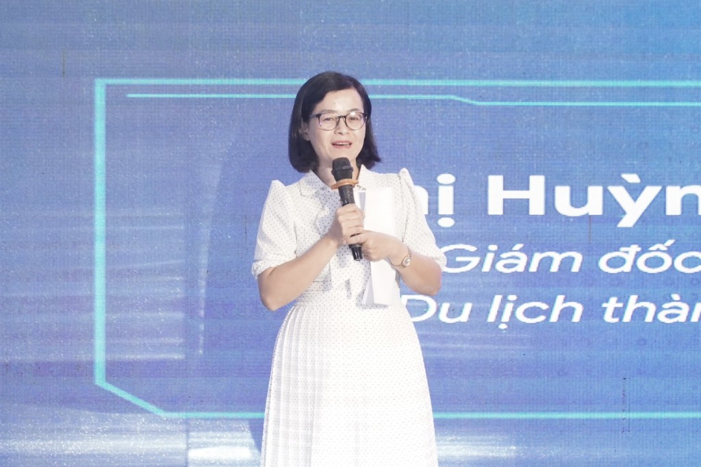 Bà Huỳnh Thị Hương Lan, Phó Giám đốc Trung tâm xúc tiến Du lịch, Sở Du lịch Đà Nẵng bày tỏ ấn tượng các bạn sinh viên ứng dụng công nghệ để giải quyết các vấn đề ngành du lịch (Ảnh Đ.Minh)
