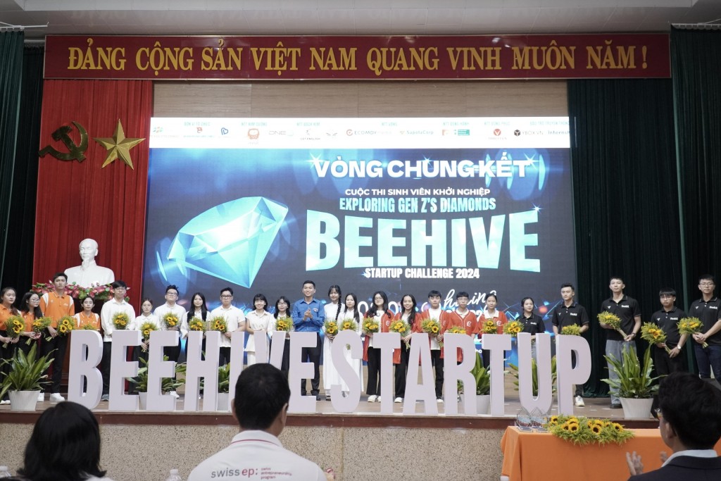 Anh Huỳnh Thanh Bình, Bí thư Quận đoàn Liên Chiểu, trao hoa cho các đội tham gia chung kết cuộc thi sinh viên khởi nghiệp Beehive Startup Challenge 2024 (Ảnh Đ.Minh)
