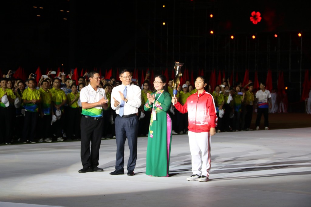 Đồng chí Lê Thành Long, Ủy viên Ban chấp hành Trung ương Đảng, Phó Thủ tướng Chính Phủ và các đại biểu trao ngọn lửa thiêng tới vận động viên tiêu biểu