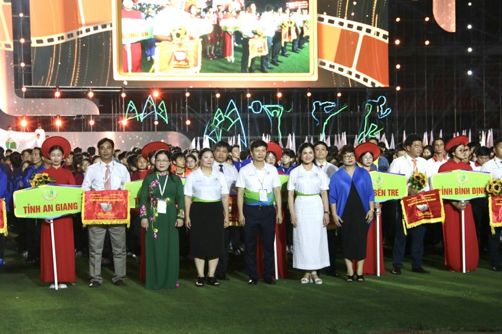 Ban Tổ chức trao hoa và cờ lưu niệm tặng 63 đoàn vận động viên