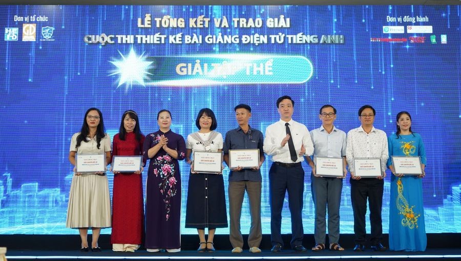 Ông Đỗ Đức Quế - Phó Vụ trưởng Vụ Giáo dục Trung học và bà Trịnh Hoài Thu - Phó Vụ trưởng Vụ Giáo dục tiểu học (Bộ GDĐT) trao giải tập thể cho các đơn vị.
