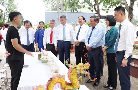 Phó Bí thư Thành ủy Nguyễn Văn Phong cùng các đồng chí lãnh đạo thành phố tham quan gian hàng giới thiệu sản phẩm OCOP của huyện Phú Xuyên. Ảnh: Bạch Thanh
