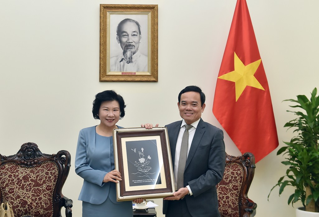 Phó Thủ tướng Trần Lưu Quang tặng quà lưu niệm cho Chủ tịch Tập đoàn Sailun kiêm Chủ tịch Công ty TNHH Sailun Việt Nam Lưu Yến Hoa - Ảnh: VGP/Hải Minh
