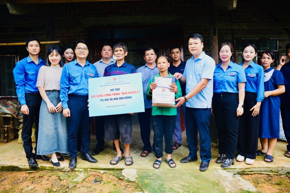 Đoàn đến thăm, tặng quà và trao 50 triệu đồng hỗ trợ xây dựng công trình “Nhà Nhân ái” cho hộ gia đình ông Triệu Văn Chàn tại xóm Bản Gùa, xã Trương Lương, huyện Hoà An. Nội dung này nằm trong đúng chủ trương xoá nhà tạm, nhà dột nát của Huyện Hoà An