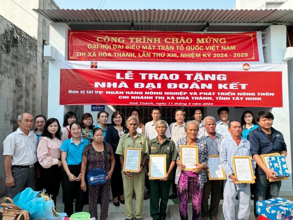 Agribank trao tặng nhà đoàn kết cho những gia đình khó khăn tại tỉnh Tây Ninh