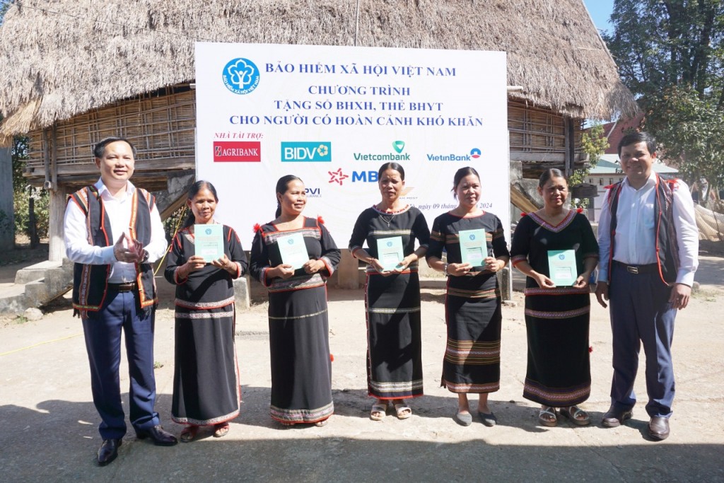 Agribank tham gia Chương trình trao tặng sổ BHXH và thẻ BHYT cho người dân có hoàn cảnh khó khăn trên địa bàn xã Đăk La (huyện Đăk Hà, tỉnh Kon Tum)