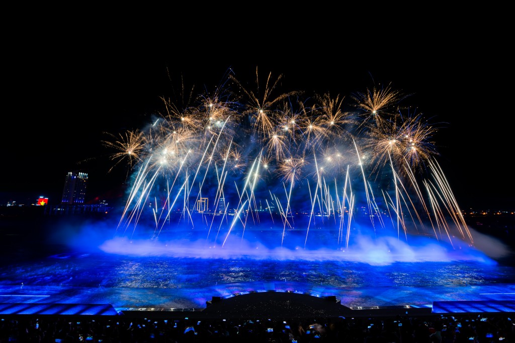 Những chiếc Jetski chở pháo sáng trong show diễn tô điểm thêm cho mặt sông Hàn về đêm thêm thần tiên, huyền diệu