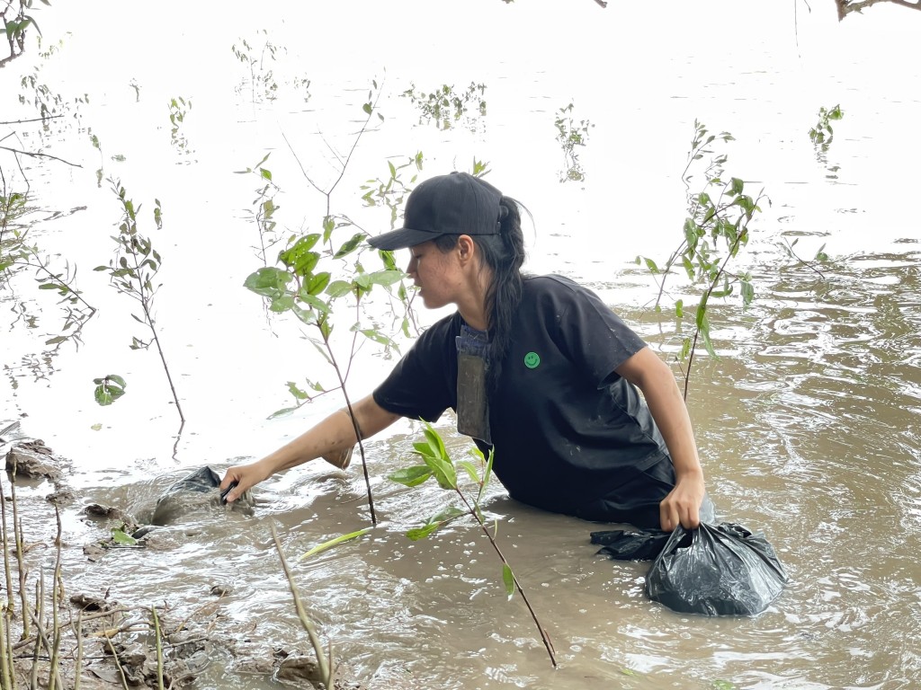 Ngoài trồng cây, các bạn còn thực hiện dọn rác, bảo vệ cảnh quan sông nước