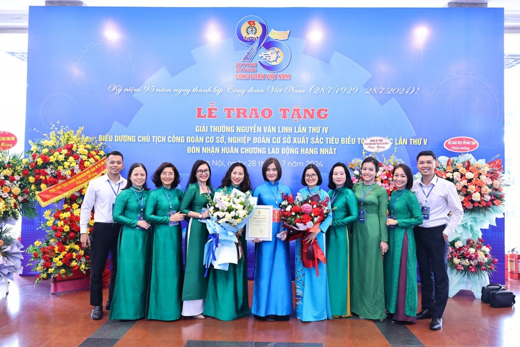 Đồng chí Phùng Nguyễn Hải Yến chụp ảnh lưu niệm cùng đoàn đại biểu Vietcombank tại Lễ biểu dương.
