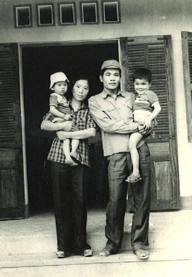 Anh Bùi Quang Minh cùng bố, mẹ và em trai hồi nhỏ