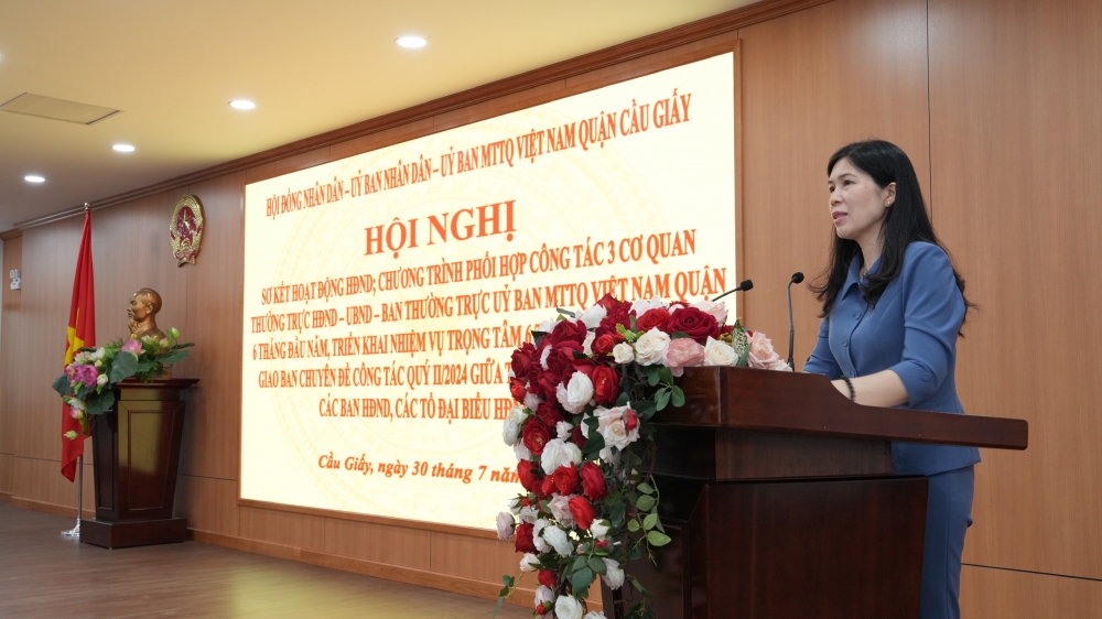 bà Trần Thị Phương Hoa, Bí thư Quận uỷ Cầu Giấy phát biểu tại hội nghị