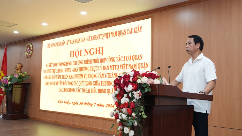 đồng chí Nguyễn Văn Chiến, Chủ tịch HĐND quận Cầu Giấy phát biểu tại hội nghị