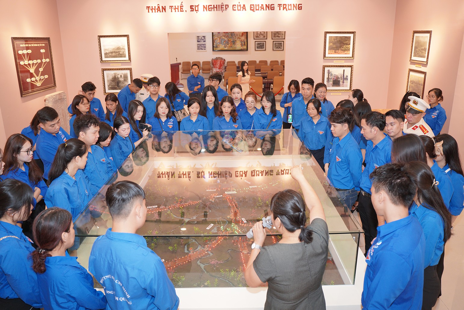 Nhân dịp này, các đại biểu được lắng nghe về chiến tích lẫy lừng của vua Quang Trung chống giặc ngoại xâm. Từ đó tăng thêm niềm tự hào của lớp thanh niên Đống Đa ngày nay Nhân dịp này, các đại biểu được lắng nghe về chiến tích lẫy lừng của vua Quang Trung chống giặc ngoại xâm. Từ đó tăng thêm niềm tự hào của lớp thanh niên Đống Đa ngày nay