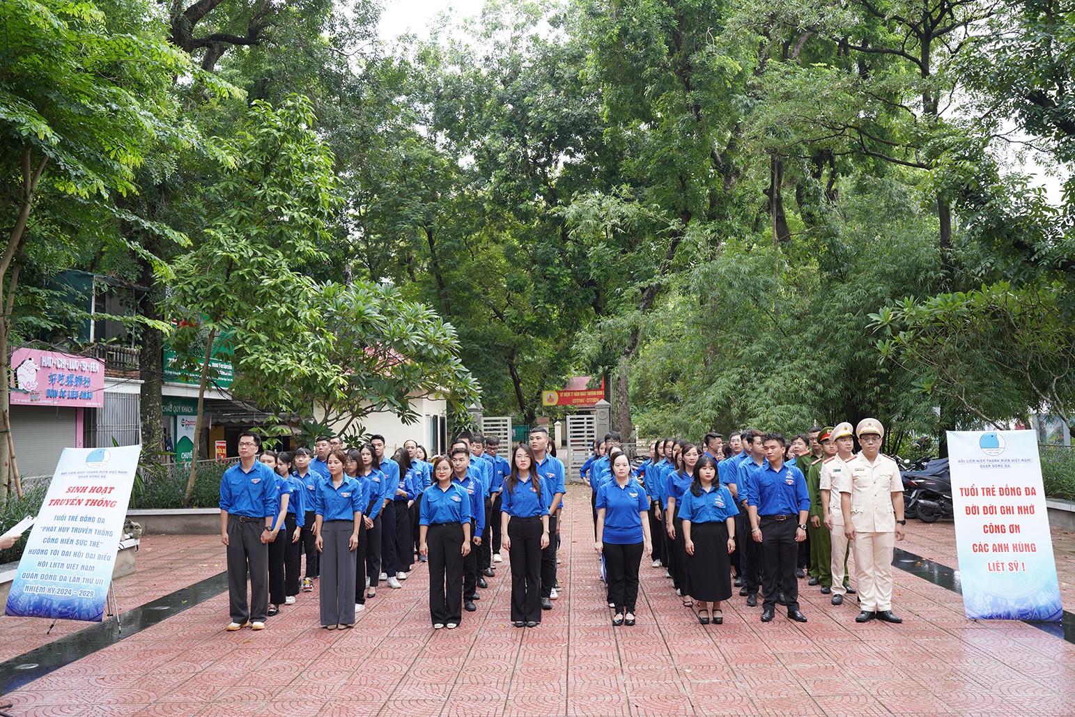 Các đại biểu ưu tú Hội LHTN Việt Nam quận Đống Đa sinh hoạt truyền thống, dâng hương tại Nhà lưu niệm Bác Hồ (phường Kim Liên, quận Đống Đa)