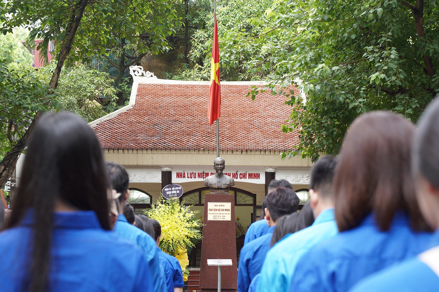 Vào dịp kỷ niệm 100 năm ngày sinh Chủ tịch Hồ Chí Minh (19/5/1990), phường Kim Liên đã xây dựng Khu lưu niệm Bác Hồ tại sân chơi khu nhà B8, nơi Bác đứng nói chuyện với cán bộ và nhân dân Kim Liên năm xưa.