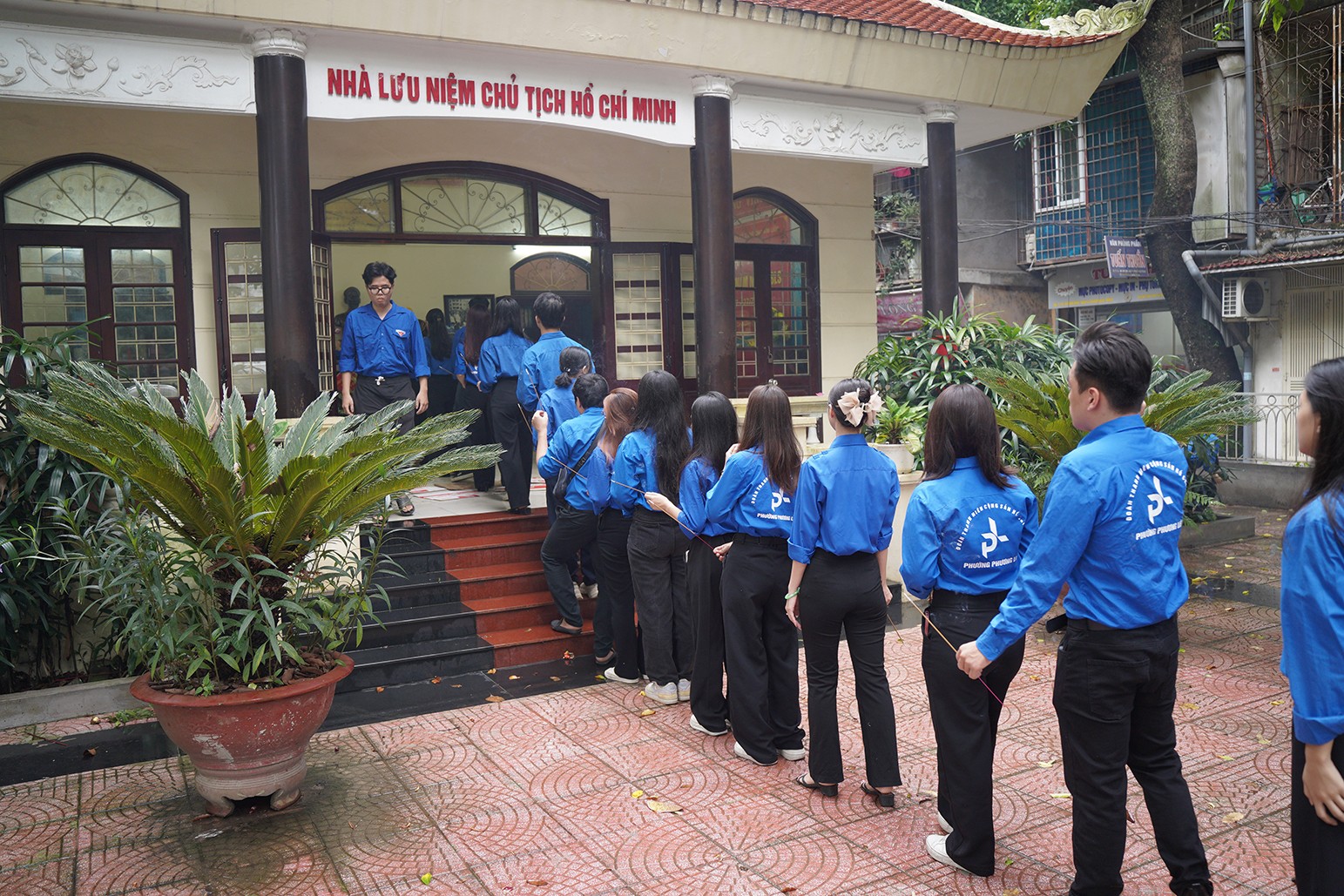 Các đại biểu dâng hương tại nhà lưu niệm Các đại biểu dâng hương tại nhà lưu niệm