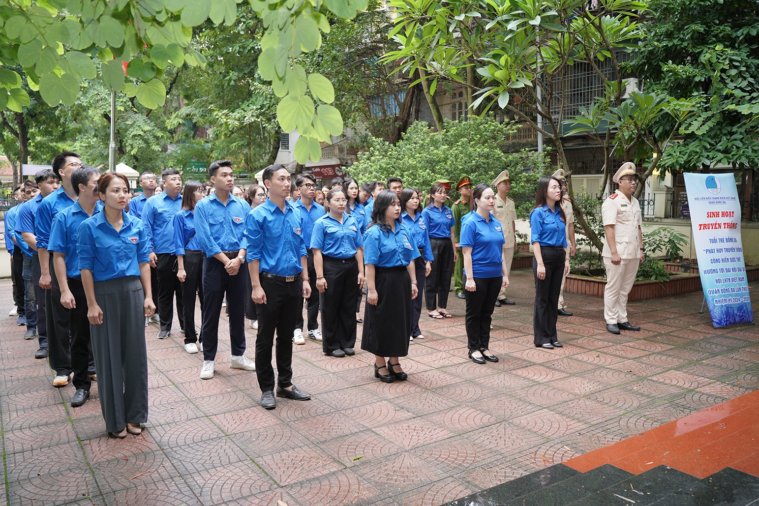 Đoàn đại biểu dâng hương tại Nhà tưởng niệm các Anh hùng liệt sỹ