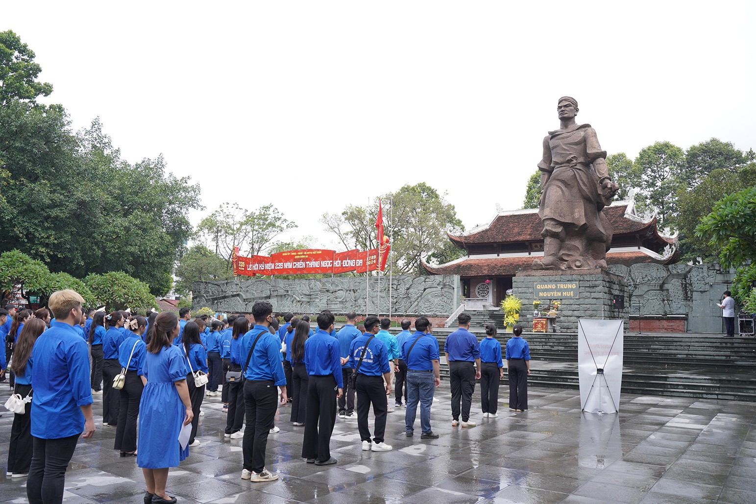 Sau khi báo công tại Nhà lưu niệm Bác Hồ, đoàn dâng hoa, dâng hương tại đền thờ vua Quang Trung nằm trong khuân viên Công viên văn hóa Đống Đa