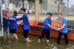 Thanh niên Quốc Oai xung kích hỗ trợ bà con vùng ngập lụt