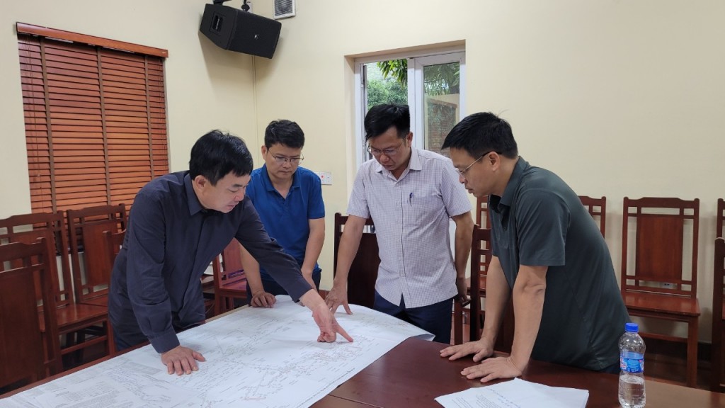 Ông Ngô Hoàng Ngân, Chủ tịch HĐTV Tập đoàn Công nghiệp Than - Khoáng sản Việt Nam (ngoài, trái) chỉ đạo công tác cứu hộ tai nạn tại Công ty Than Hòn Gai - Ảnh: TKV